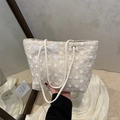 Beigefarbene Strohtasche mit weißer Blumenstickerei und einer Spitzen Schleife - Weiß