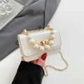 Mini sac blanc à motif crocodile avec poignée en perles et chaîne dorée - Blanc