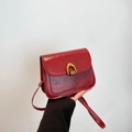 Borsa a tracolla rossa vintage con fibbia a ferro di cavallo dorata e pelle sintetica - Rosso
