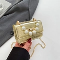 Gouden mini jelly tas met krokodillenreliëf, grote parelgreep en metalen kettingriem - Goud