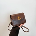 Borsa a tracolla vintage marrone in ecopelle con fibbia a ferro di cavallo dorata lucida - Marrone
