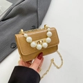 Mini sac en cuir marron motif crocodile avec poignée perle et chaîne dorée - Marron