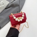 Petit sac carré rouge texture crocodile avec anse en perles et chaîne dorée - Rouge