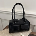 Retro schwarze Schultertasche aus Leder mit zwei Klapptaschen und Silberreißverschluss - Schwarz