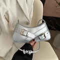 Sac sous l'aisselle argenté en forme de croissant avec boucles dorées et nœuds - Argent