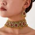 Vintage-Halskette in Gold mit roten Wassertropfen-Edelsteinen und Ohrringen am Modell - Rot