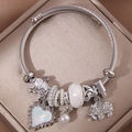 Pulsera plateada con colgantes de elefante y corazón y perlas en joyero de satén - Blanco