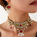 Set di gioielli eleganti con pietre rosse, perle e cristalli su una modella - Rosso