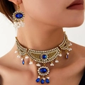 Set gioielli bohémien oro con pietre blu navy e perle indossato da una modella donna - Blu