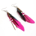 Detalle de pendientes bohemios con plumas rosa fucsia y cuentas decorativas chic - Estilo Manchado Rosa Rojo (09043303)
