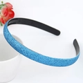 Détail du serre-tête bleu pailleté avec dents antidérapantes et finition scintillante - Rose bonbon