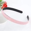 Détail du serre-tête rose pailleté montrant les dents antidérapantes noires et texture - Rose