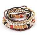 Set de pulseras multicapa bohemio con cuentas de resina de colores y detalles dorados - Café