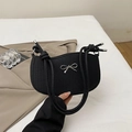 Modische schwarze gewebte Mondsichel-Achseltasche mit silberner Schleife und Seilgriff - Schwarz