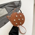 Borsa a tracolla rotonda marrone con borchie argentate e doppia cerniera superiore - Marrone