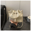 Detalle de bolso saco beige con asa de perlas y delicados bordados florales de estilo - Blanco
