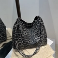 Schicke Einkaufstasche mit schwarzem Leopardenmuster und geknotetem Schultergurt - Schwarz