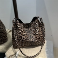 Große Shopper-Tasche mit Leopardenmuster und stilvollem Knotendetail am Riemen - Braun