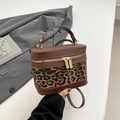 Bolso de cuero marrón con panel de estampado de leopardo y correa ajustable - Leopardo Café