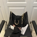Elegante borsa sottobraccio vintage nera in pelle goffrata con fibbia a U dorata - Nero