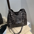 Große Leopard-Print Tragetasche mit weicher Textur und modischem Knotenschultergurt - Braun