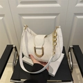 Borsa sottobraccio da donna con motivo marmo bianco e fibbia in metallo dorato a forma di D - Bianco