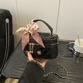 Mini zwarte gewatteerde tas met gouden bloemslot en decoratieve zijden sjaal aan handvat - Zwart Groot