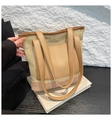 Dettaglio della borsa tote in paglia intrecciata con tasca in PU e trama raffinata - Cachi