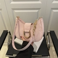 Borsa a spalla rosa a mezzaluna con texture a pieghe e fibbia a D dorata - Rosa