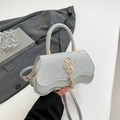 Schicke silberne Paillettenhandtasche mit Wellenrand, Metalllogo und Quastenriemen - Silber