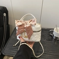 Mini witte gewatteerde crossbodytas met gouden ketting en camelia-bedel - Wit Groot