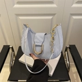 Borsa hobo a mezzaluna azzurra con texture stropicciata e catena dorata - Blu