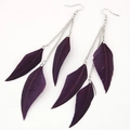 Lange Ohrringe mit tiefvioletten Federn und silbernen Fischhaken für Damen Accessoires - Lila