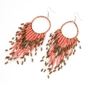 Handgefertigte Boho-Fransenohrringe mit korallenrosa und goldenen Perlen am Haken - Rosa