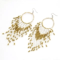 Detaillierte Nahaufnahme weiß-goldener Perlenohrringe mit böhmischen Quasten-Fransen-Stil - Weiß
