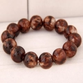 Primer plano de cuentas de vidrio veteado en una pulsera elástica con motivos rojos y negros - Estilo de Mármol Rojo Negro Blanco (052880)