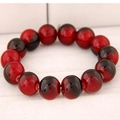 Detailaufnahme der glatten runden Perlen mit rot-schwarzem Verlauf auf dem Perlenarmband - Rot-Schwarz-Verlauf-Stil