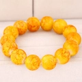 Primer plano detallado de pulsera de cuentas de vidrio ambarino con textura de mármol blanco - Estilo Jaspeado Amarillo