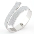 Primer plano del brazalete abierto plateado con acabado escarchado brillante y bordes pulidos - Plateado