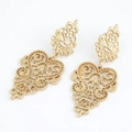 Pendientes largos de flores huecas doradas vintage con diseño de encaje en fondo blanco - Dorado