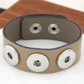 Detail eines khakifarbenen Lederarmbands mit drei silbernen Nieten und Doppel-Druckknopf - Khaki