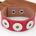 Detail eines fuchsia-weiten Lederarmbands mit drei Silberbolzen und Druckknopfverschluss - Rosarot