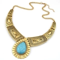 Dettaglio della collana boho in oro antico con pietra turchese e nappe di monete - Oro