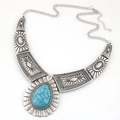 Dettaglio del ciondolo bohémien con pietra turchese e incisioni solari in argento vintage - Argento
