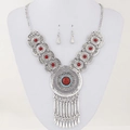 Parure bohème avec collier argenté vintage et pendentifs en pierres rouges d'eau - Parure Pierre Rouge Argent Rétro (09060868)