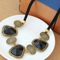 Collana dichiarazione con pietre nere geometriche in cornici di metallo dorato - Oro Antico