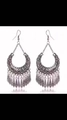Dettaglio di orecchini boho vintage in argento con lune incise e nappe a foglia - Argento Antico