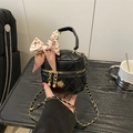 Mini zwarte gewatteerde crossbodytas met gouden bloemhanger en zijden bloemen sjaal decor - Zwart Klein