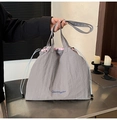 Detalle del bolso tote gris con cordón, bordado de Qiwaugfi y textura de tela plisada - Gris