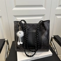 Dunkelgraue Shopper-Tasche mit gewebten Griffen und niedlichem Plüsch-Anhänger - Schwarz mit Anhänger